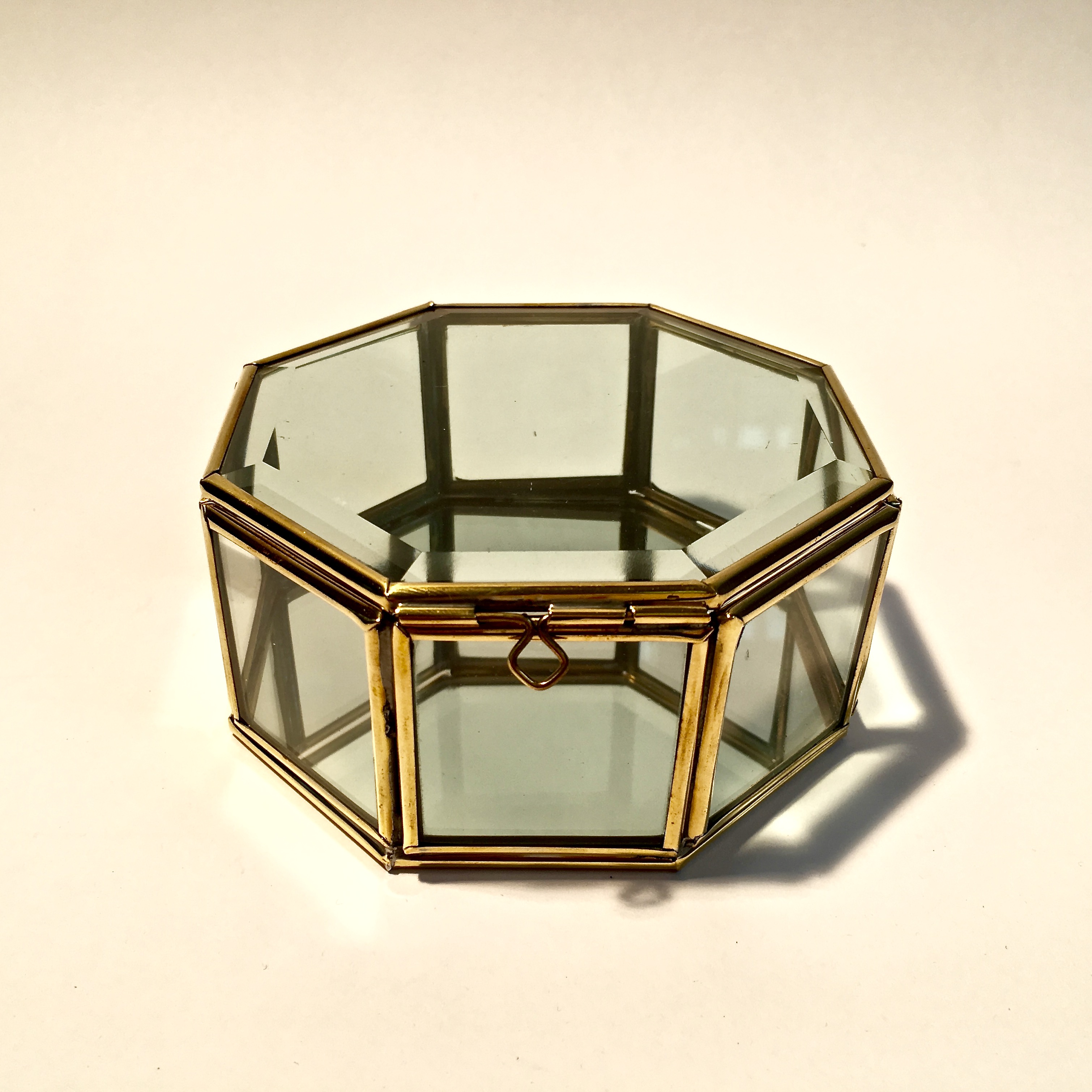 Boîte haute hexagonale laiton et verre - Liedekerke