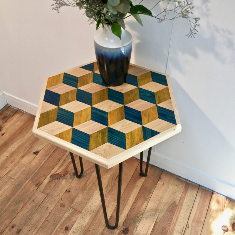 table_marqueterie_hexagonale_bleu_jaune_naturel_liedekerke_maison-lk_lk_3