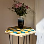 table_marqueterie_hexagonale_bleu_jaune_naturel_liedekerke_maison-lk_lk_5