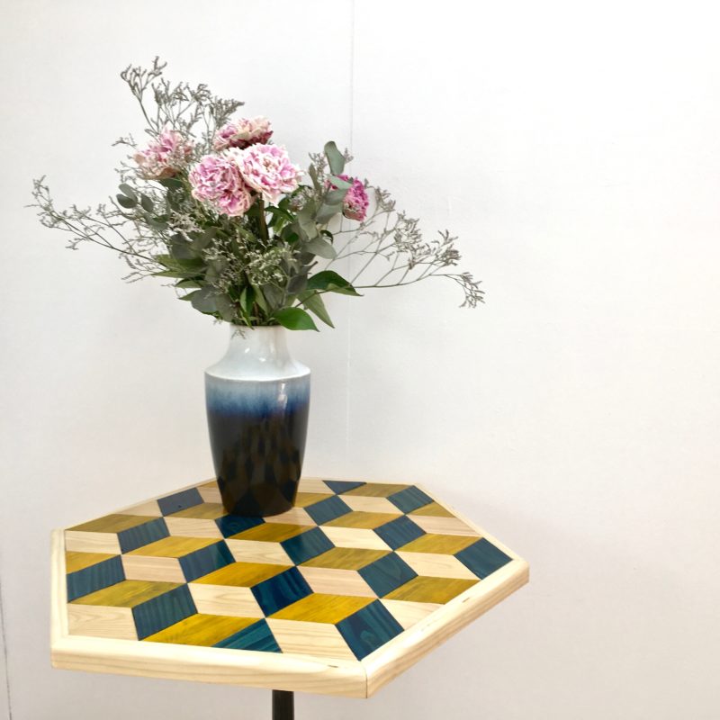 table_marqueterie_hexagone_bleu_jaune_naturel_liedekerke_maison-lk_1