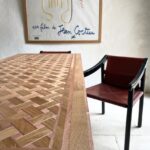 table sur mesure en marqueterie de chene et bois rouge motif morgane maison liedekerke lk_1