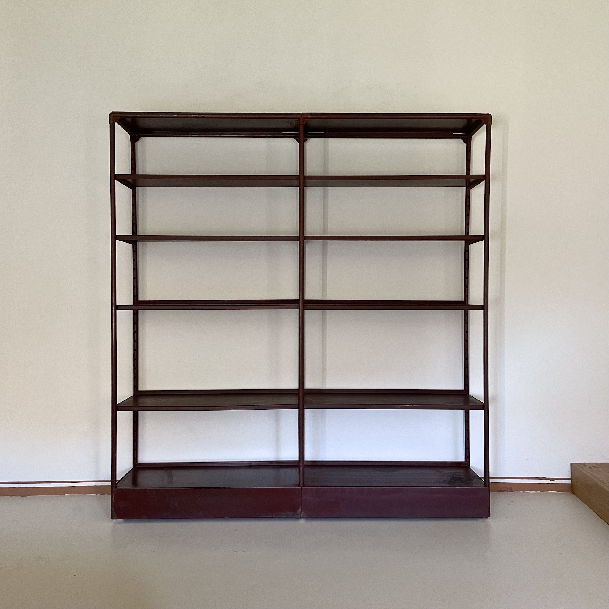 Étagere_industrielle_acier_rouge_strafor_modulable_patiné_maison_liedekerke_lk_1