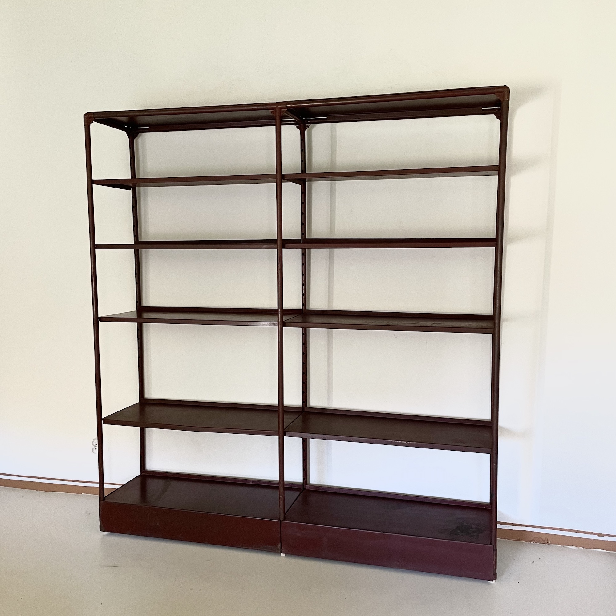 Étagere_industrielle_acier_rouge_strafor_modulable_patiné_maison_liedekerke_lk_2