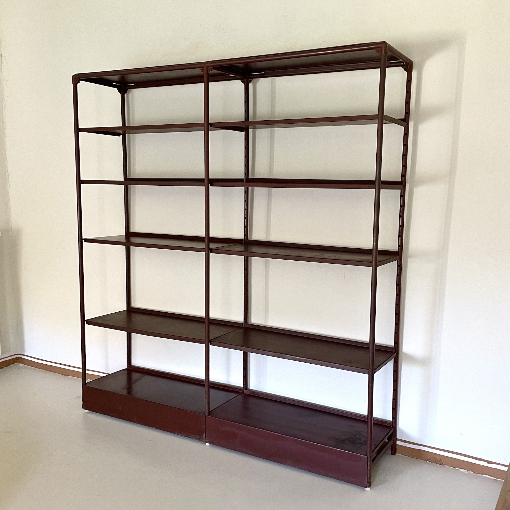 Étagere_industrielle_acier_rouge_strafor_modulable_patiné_maison_liedekerke_lk_3