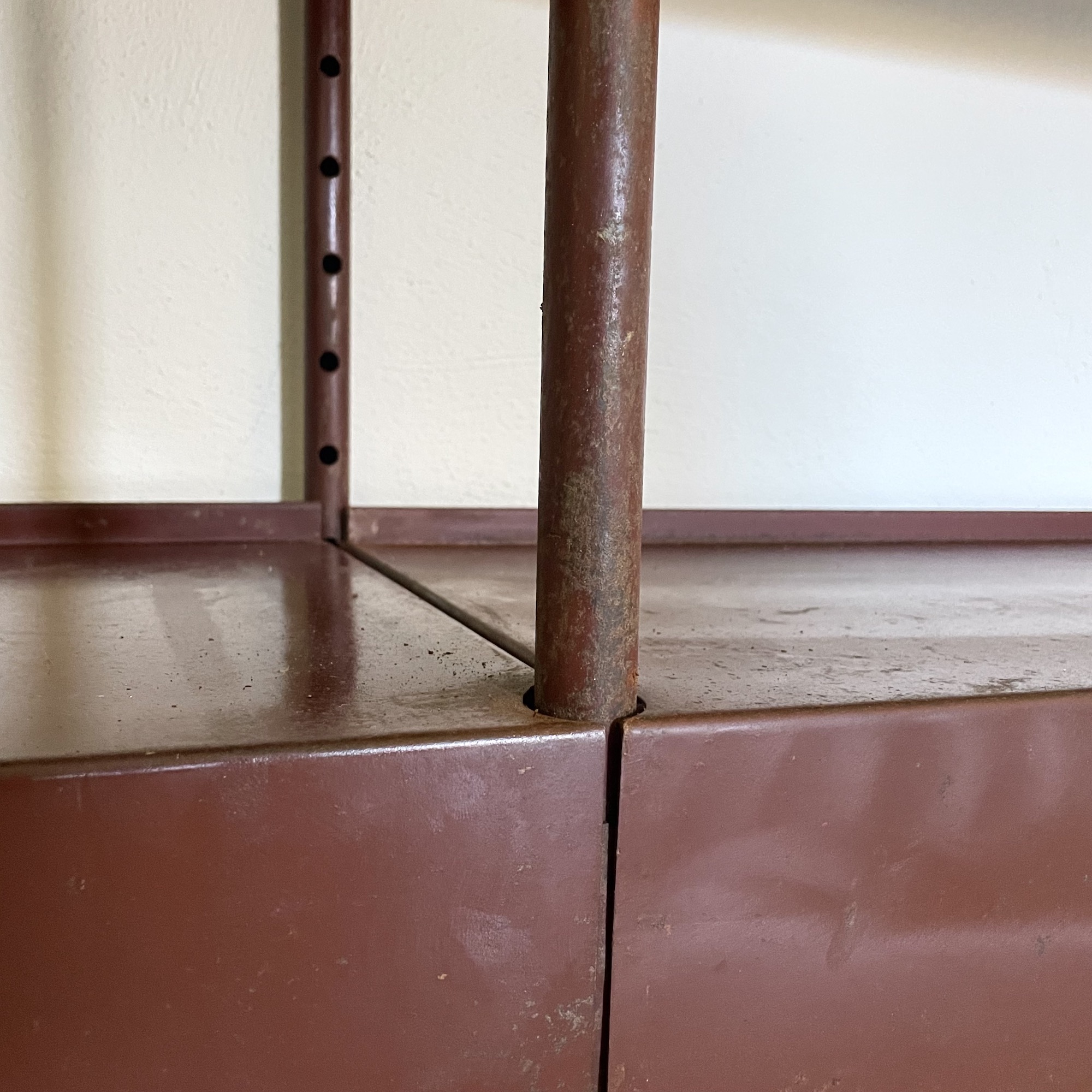 Étagere_industrielle_acier_rouge_strafor_modulable_patiné_maison_liedekerke_lk_7