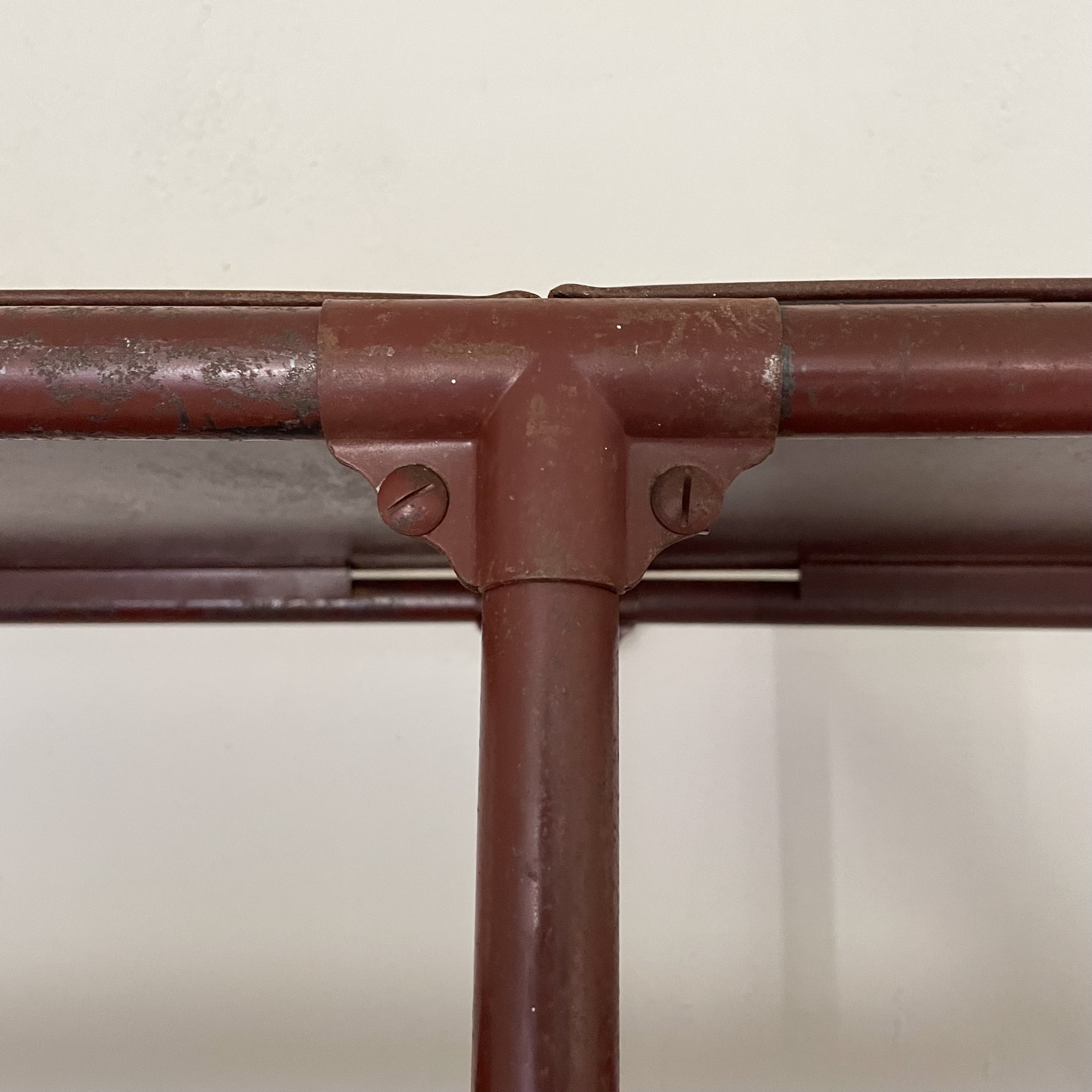 Étagere_industrielle_acier_rouge_strafor_modulable_patiné_maison_liedekerke_lk_8