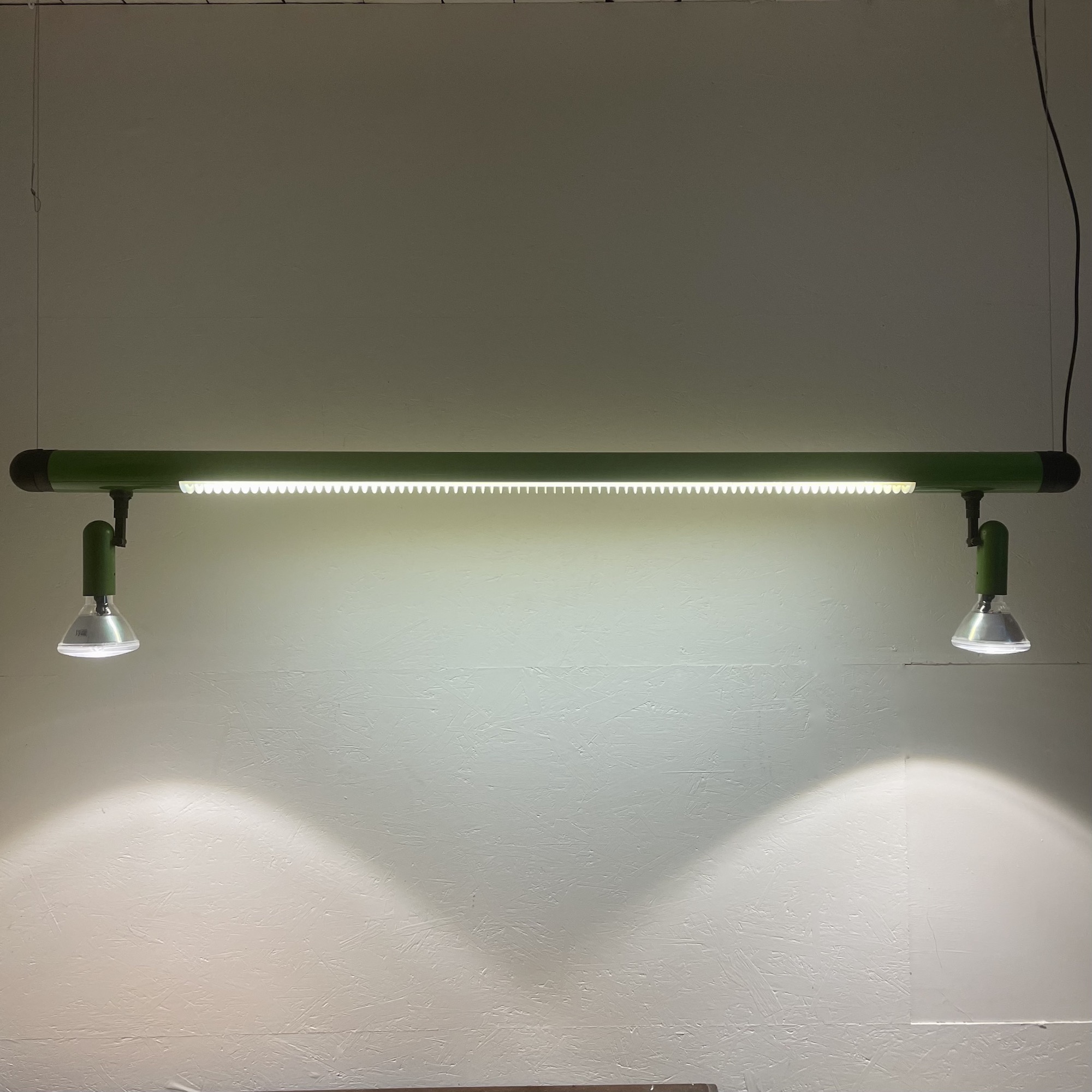 Suspension_Néon_Spots_orientable_Lita_France_vert_Aluminium_Ailettes_Maison_liedekerke_LK_2