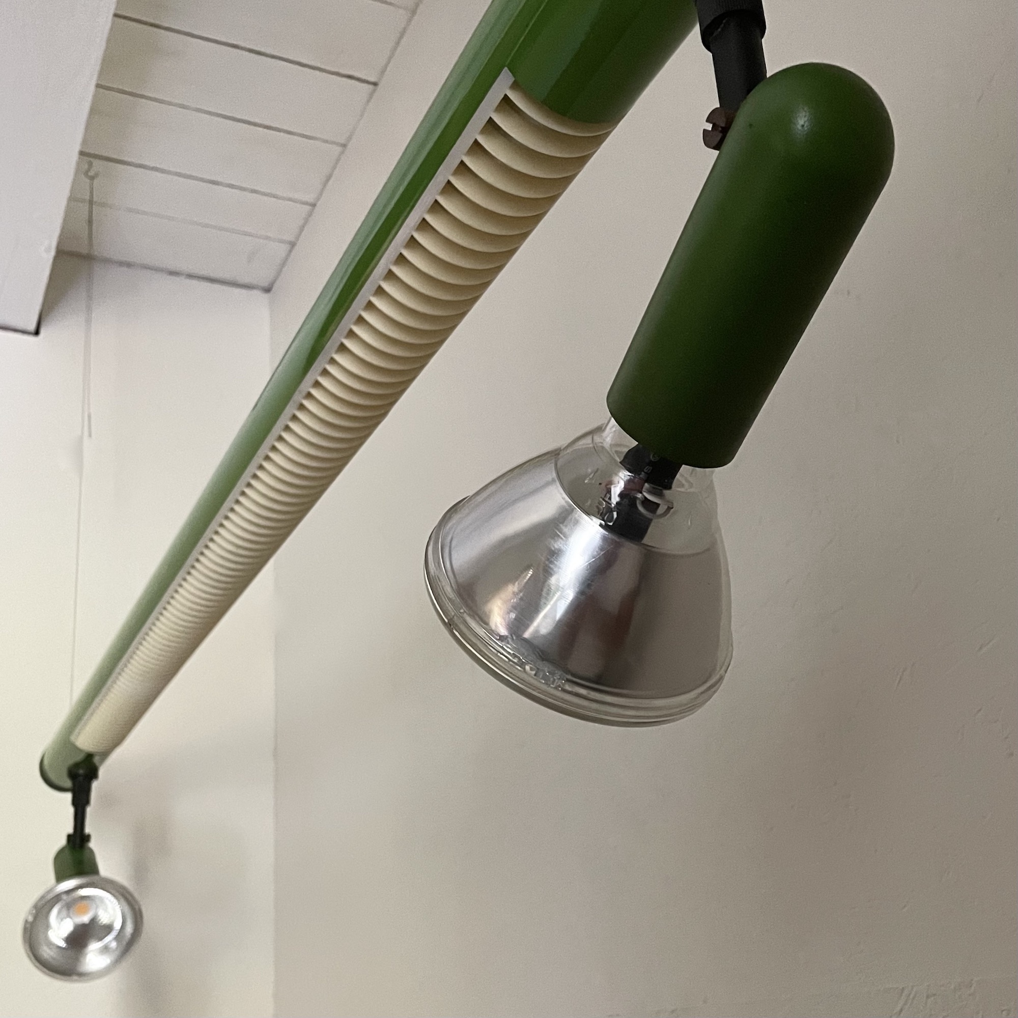 Suspension_Néon_Spots_orientable_Lita_France_vert_Aluminium_Ailettes_Maison_liedekerke_LK_6
