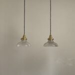 suspensions_Holophane_petite_verre_prismatique_laiton_fil_torsade_noir_maison_Liedekerke_LK