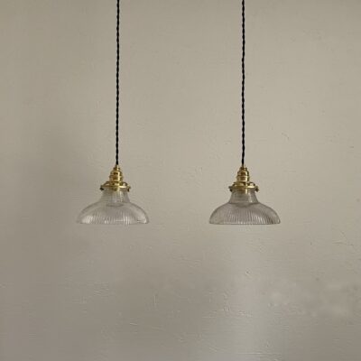 suspensions_Holophane_petite_verre_prismatique_laiton_fil_torsade_noir_maison_Liedekerke_LK