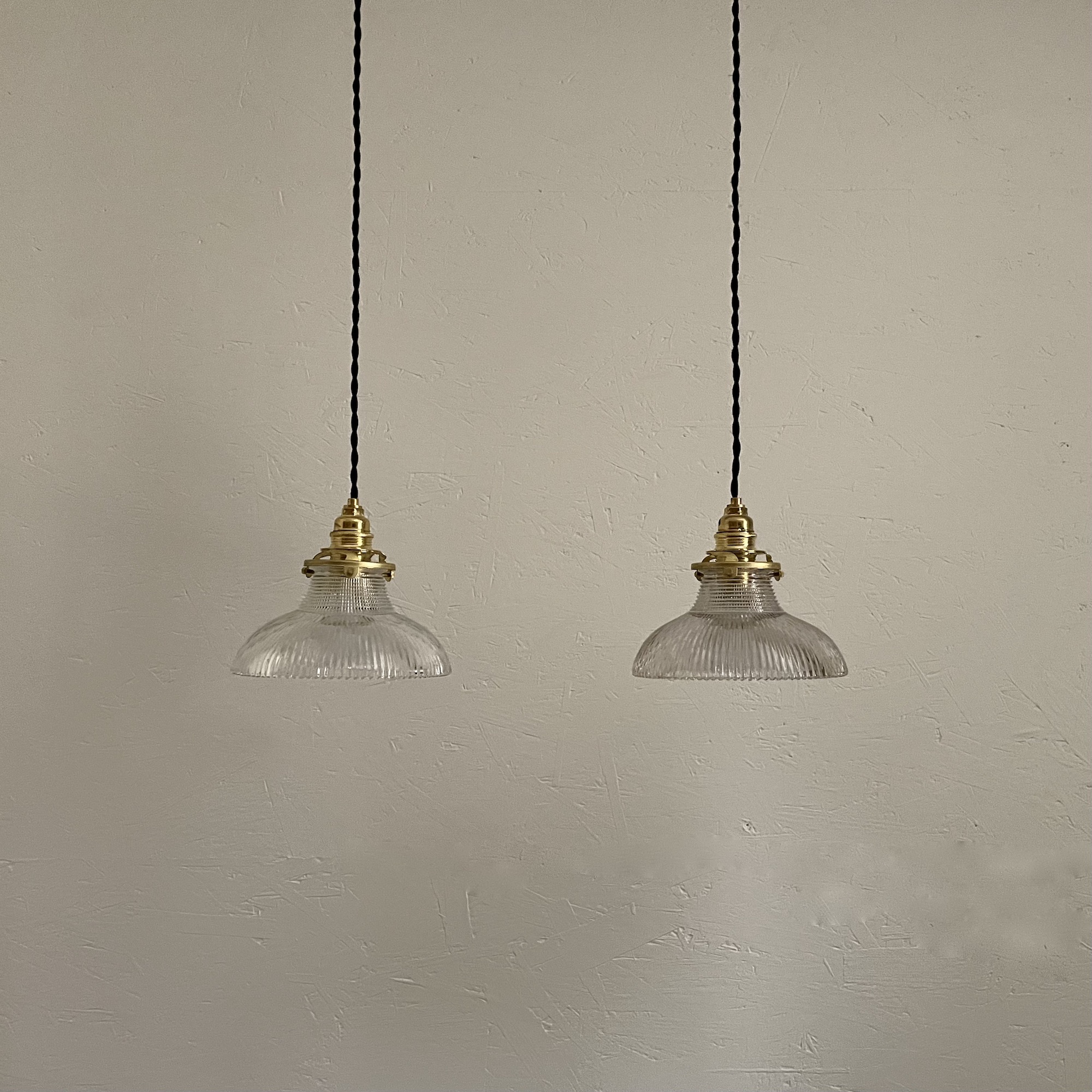 suspensions_Holophane_petite_verre_prismatique_laiton_fil_torsade_noir_maison_Liedekerke_LK