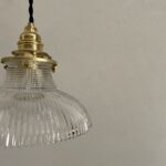 suspensions_Holophane_petite_verre_prismatique_laiton_fil_torsadé_noir_maison_Liedekerke_LK_3