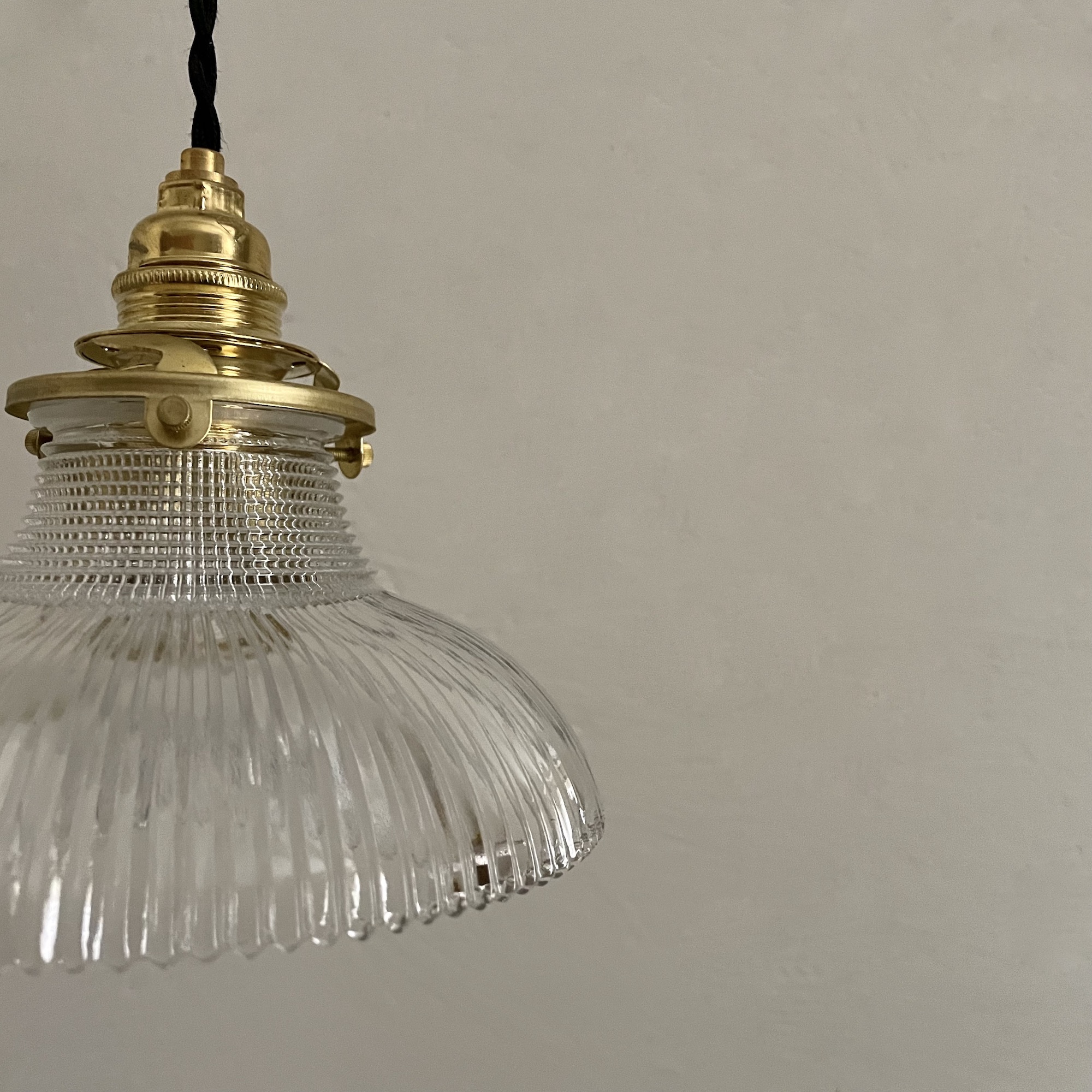 suspensions_Holophane_petite_verre_prismatique_laiton_fil_torsadé_noir_maison_Liedekerke_LK_3