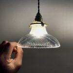 suspensions_Holophane_petite_verre_prismatique_laiton_fil_torsadé_noir_maison_Liedekerke_LK_4