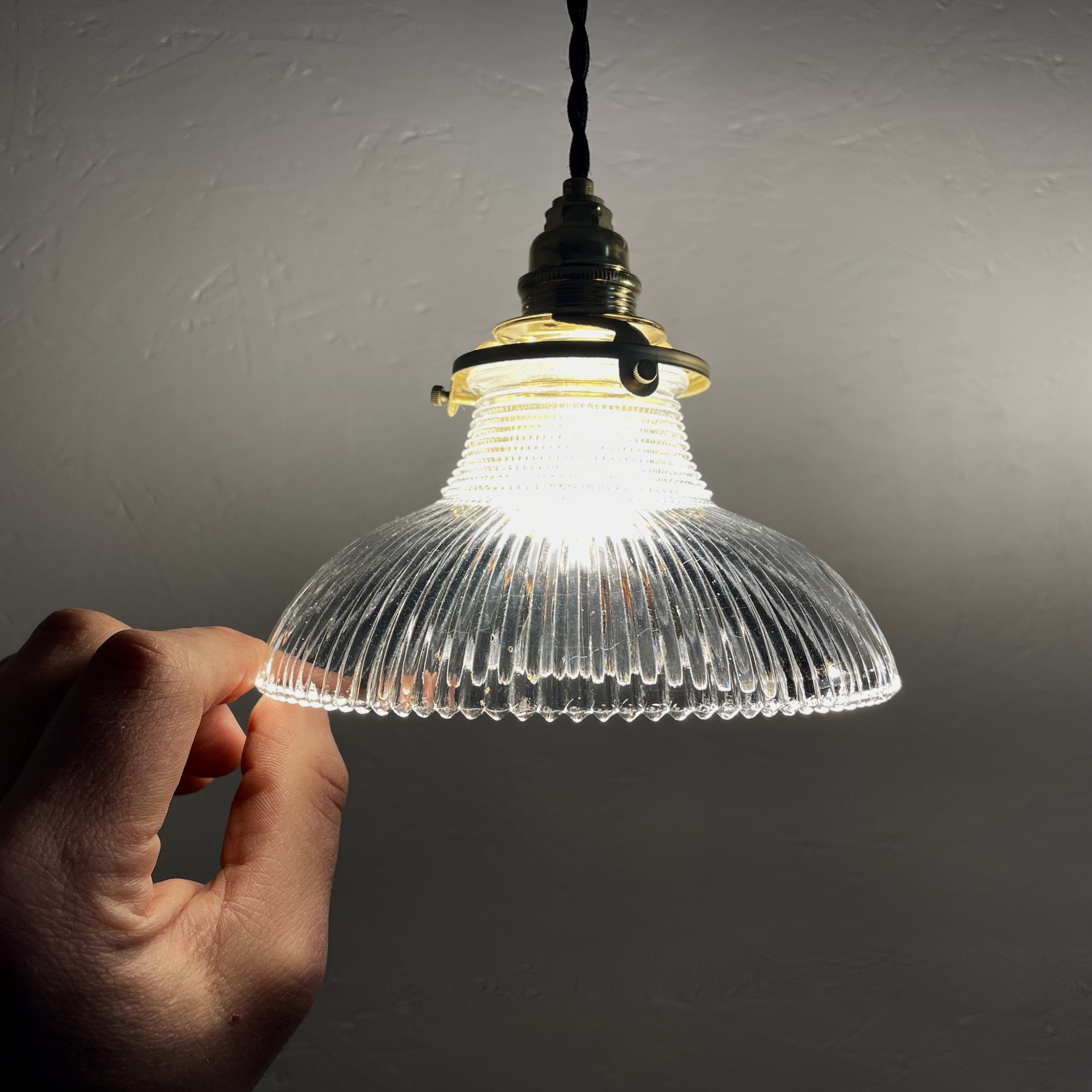 suspensions_Holophane_petite_verre_prismatique_laiton_fil_torsadé_noir_maison_Liedekerke_LK_4