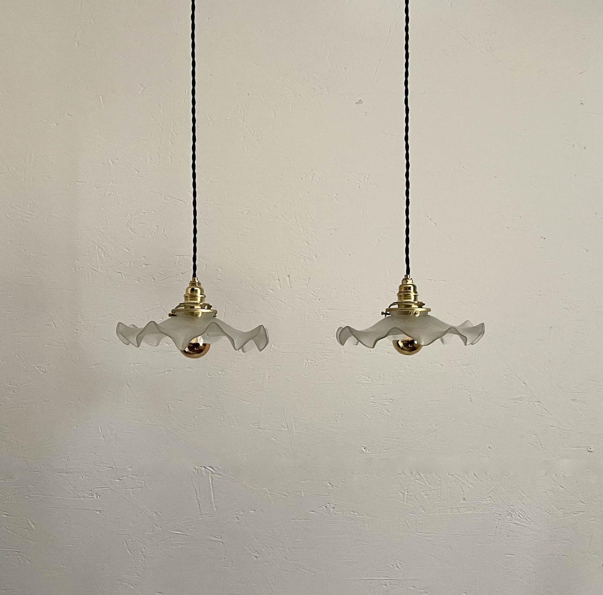 suspensions_paire_verre_sable_crepe_laiton_boheme_typhany_torsade_noir_maison_liedekerke_LK