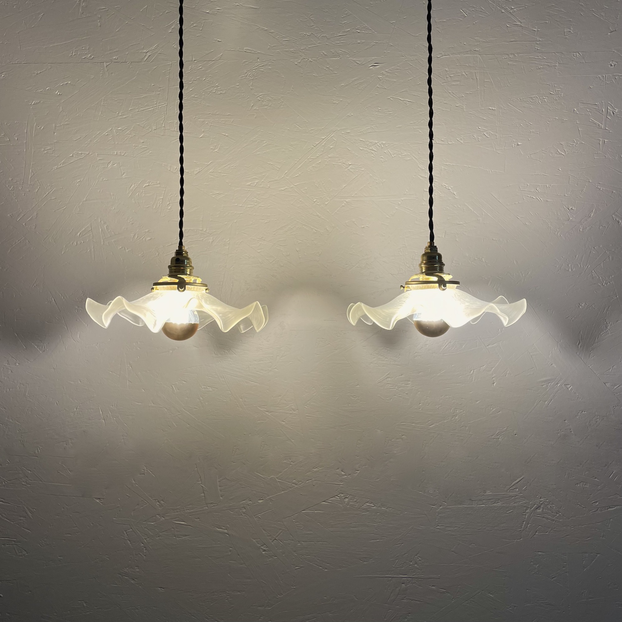 suspensions_paire_verre_sablé_crepe_laiton_bohème_typhany_torsadé_noir_maison_liedekerke_LK_3
