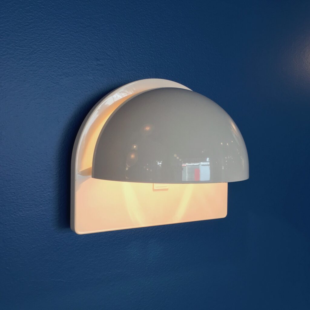 Applique-demi-lune-Poulsen-vue-allumee-profil_maison_liedekerke_maison-lk-1.jpg