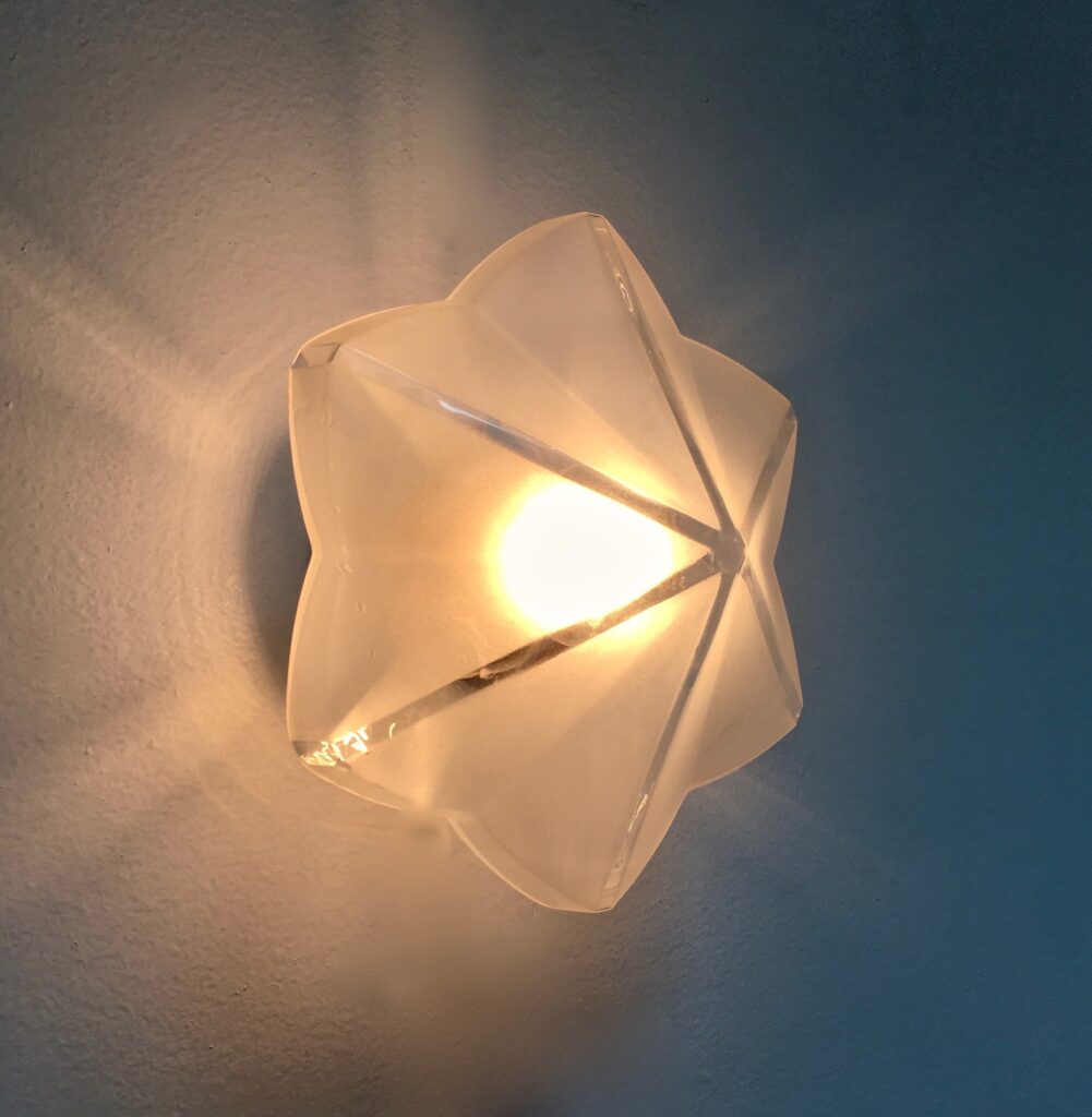 Applique-hexago-etoile-verre-sable-34-allumee_Maison_Liedekerke_maison-lk.jpeg