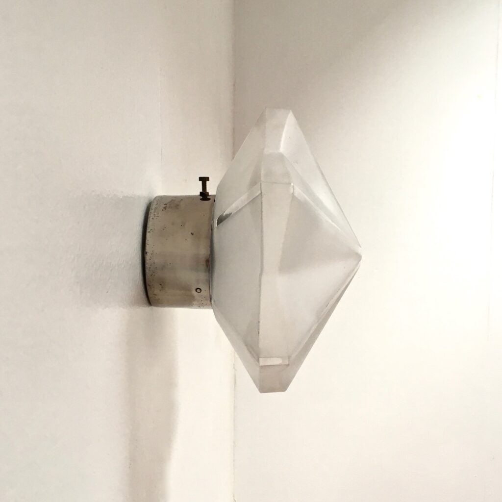 Applique-hexago-etoile-verre-sable-eteinte-zoom-accroche_Maison_Liedekerke_maison-lk.jpeg