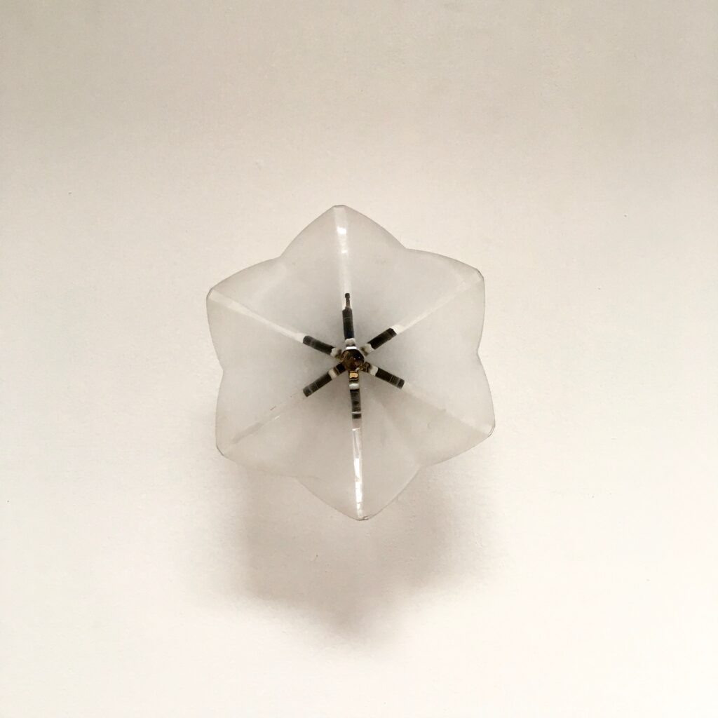 Applique-hexago-etoile-verre-sable-face-eteinte_Maison_Liedekerke_maison-lk.jpeg