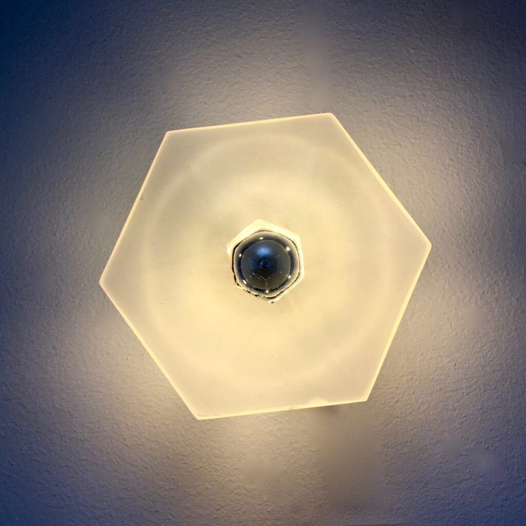 Applique-hexago-fleur-verre-sable-face-allumee_Maison_Liedekerke_maison-lk.jpeg