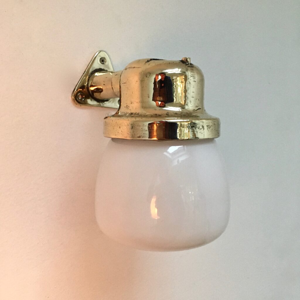 Applique-opaline-coudee_Maison_Liedekerke_maison-lk-2.jpeg