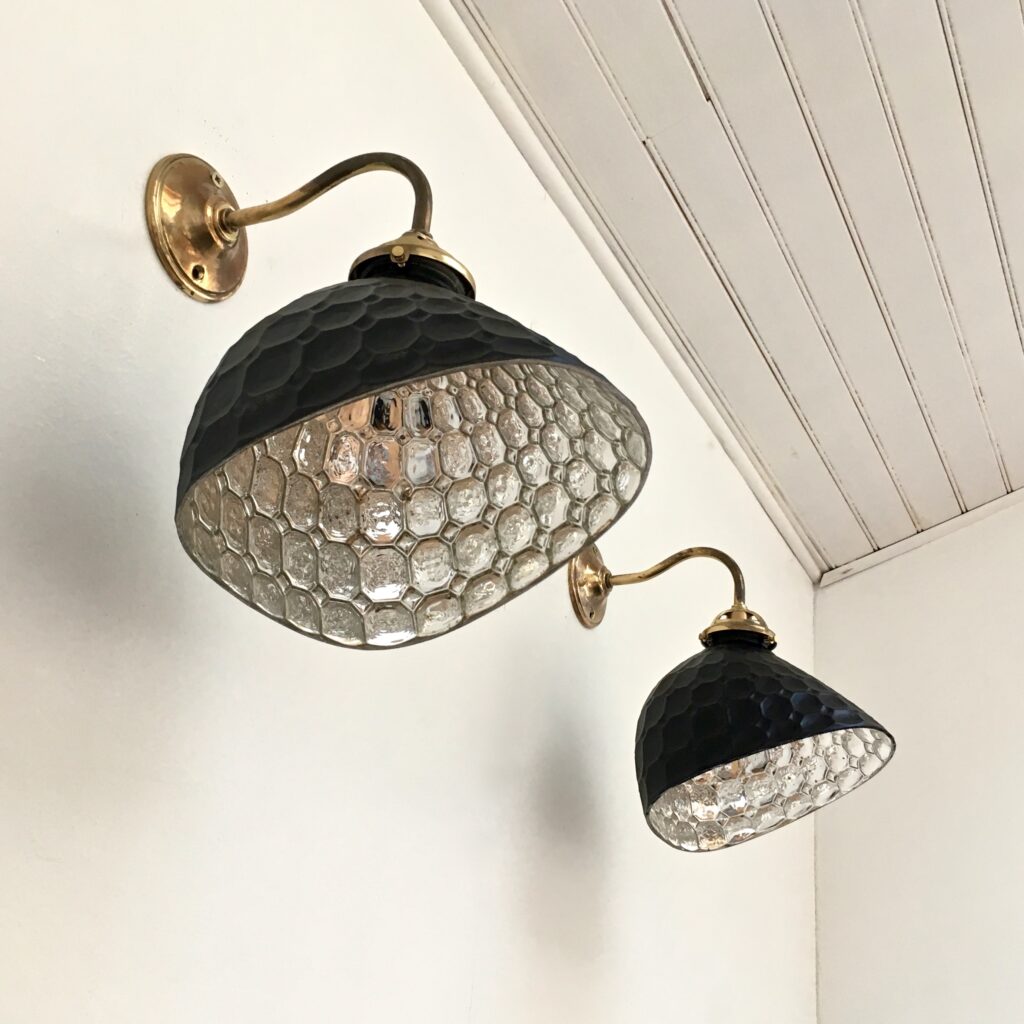 Applique-verre-eglomise-noire-_maison-lk_Maison_Liedekerke2.jpg