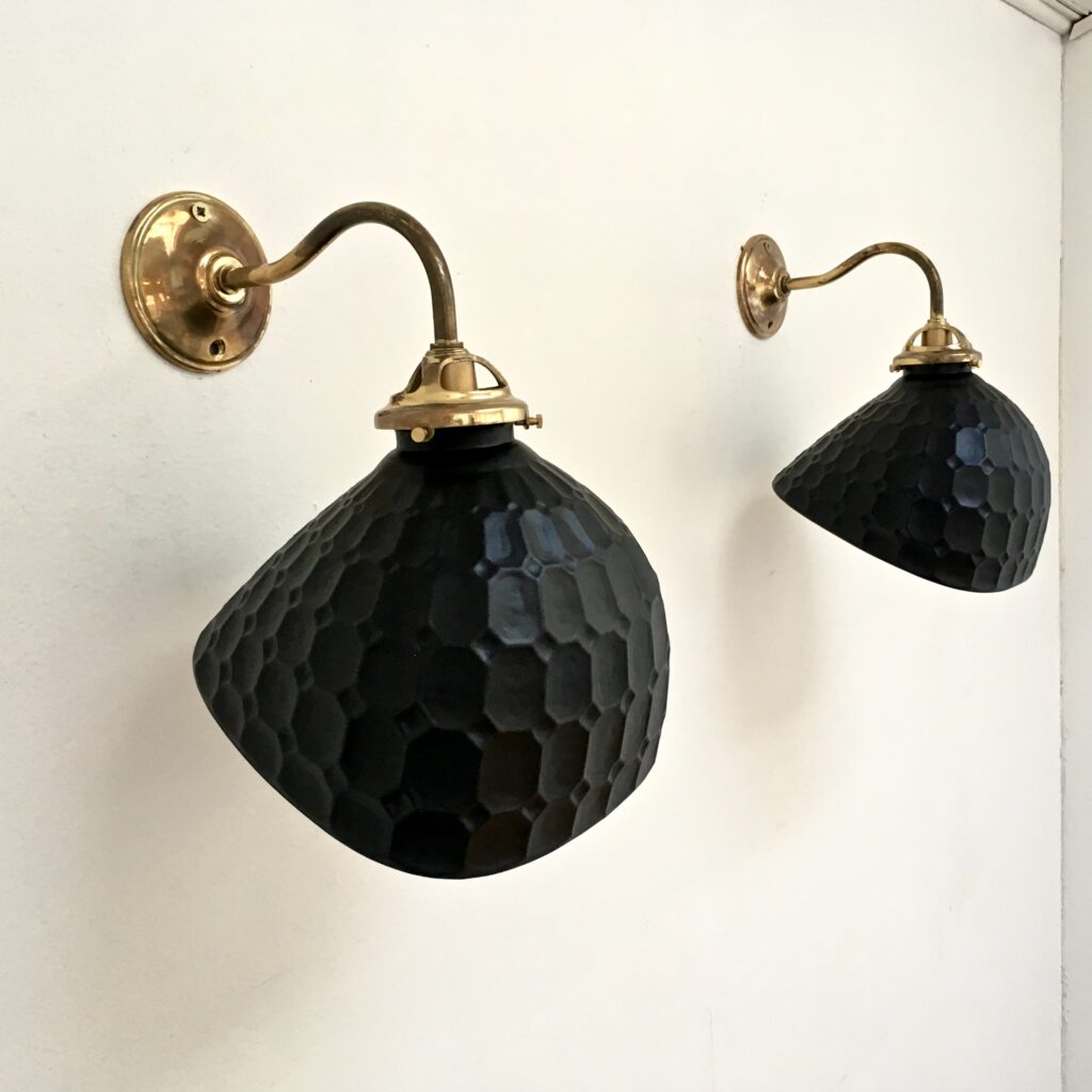Applique-verre-eglomise-noire-_maison-lk_Maison_Liedekerke3.jpg