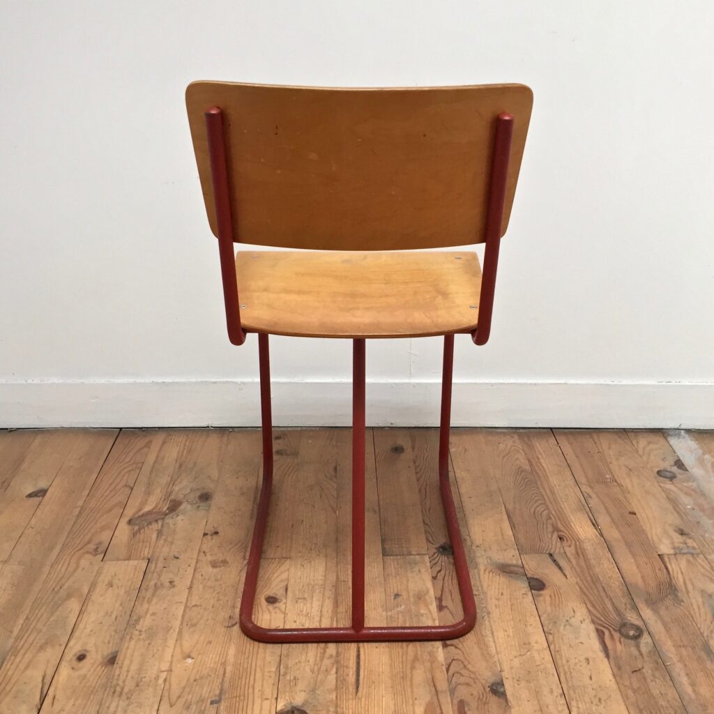 Chaise_rouge_pieds_tubes_Maison_Liedekerke_maison-lk.com-.jpg