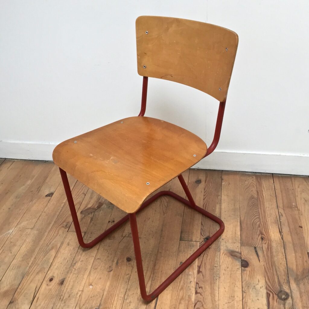 Chaise_rouge_pieds_tubes_Maison_Liedekerke_maison-lk.com-2.jpg
