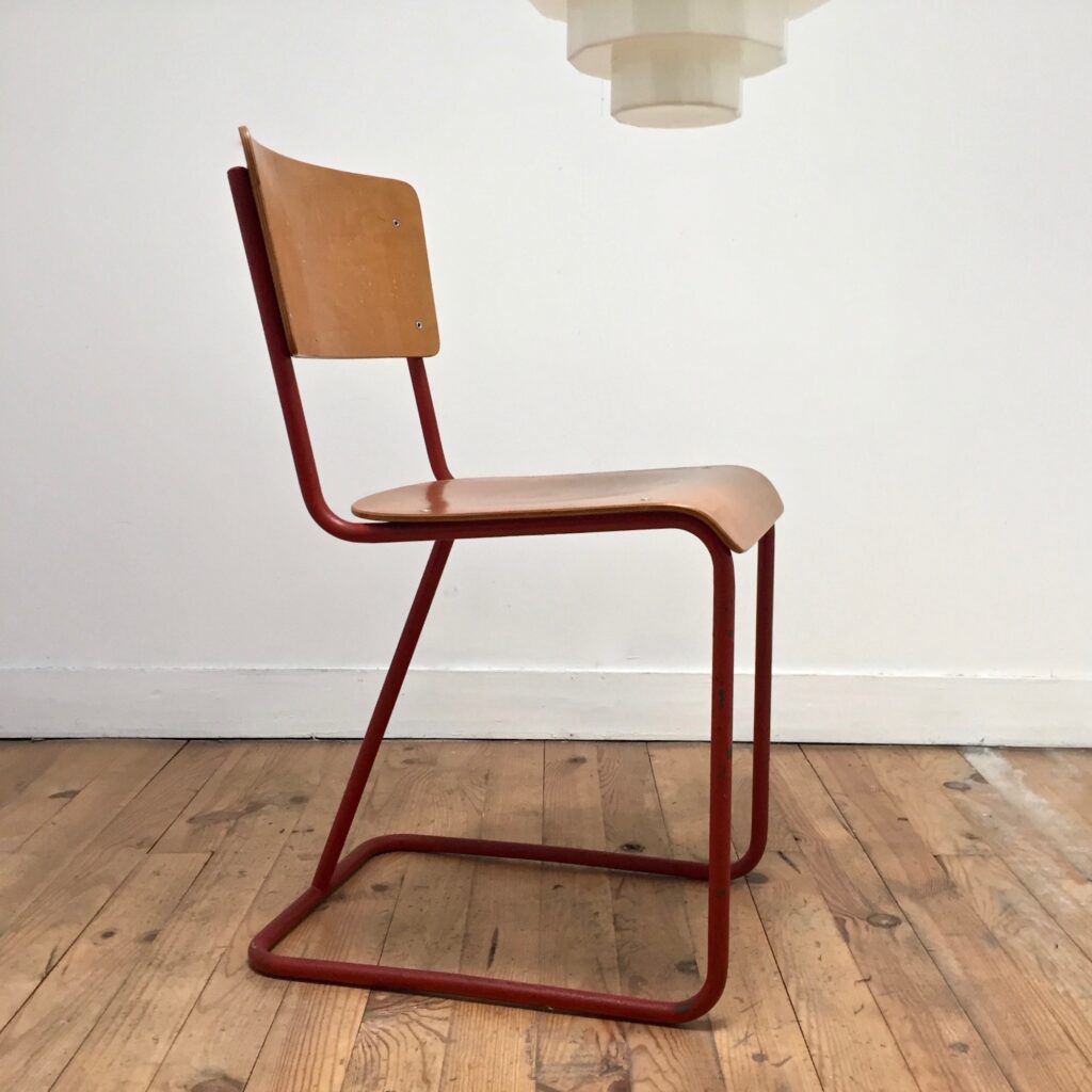 Chaise_rouge_pieds_tubes_Maison_Liedekerke_maison-lk.com-5.jpg