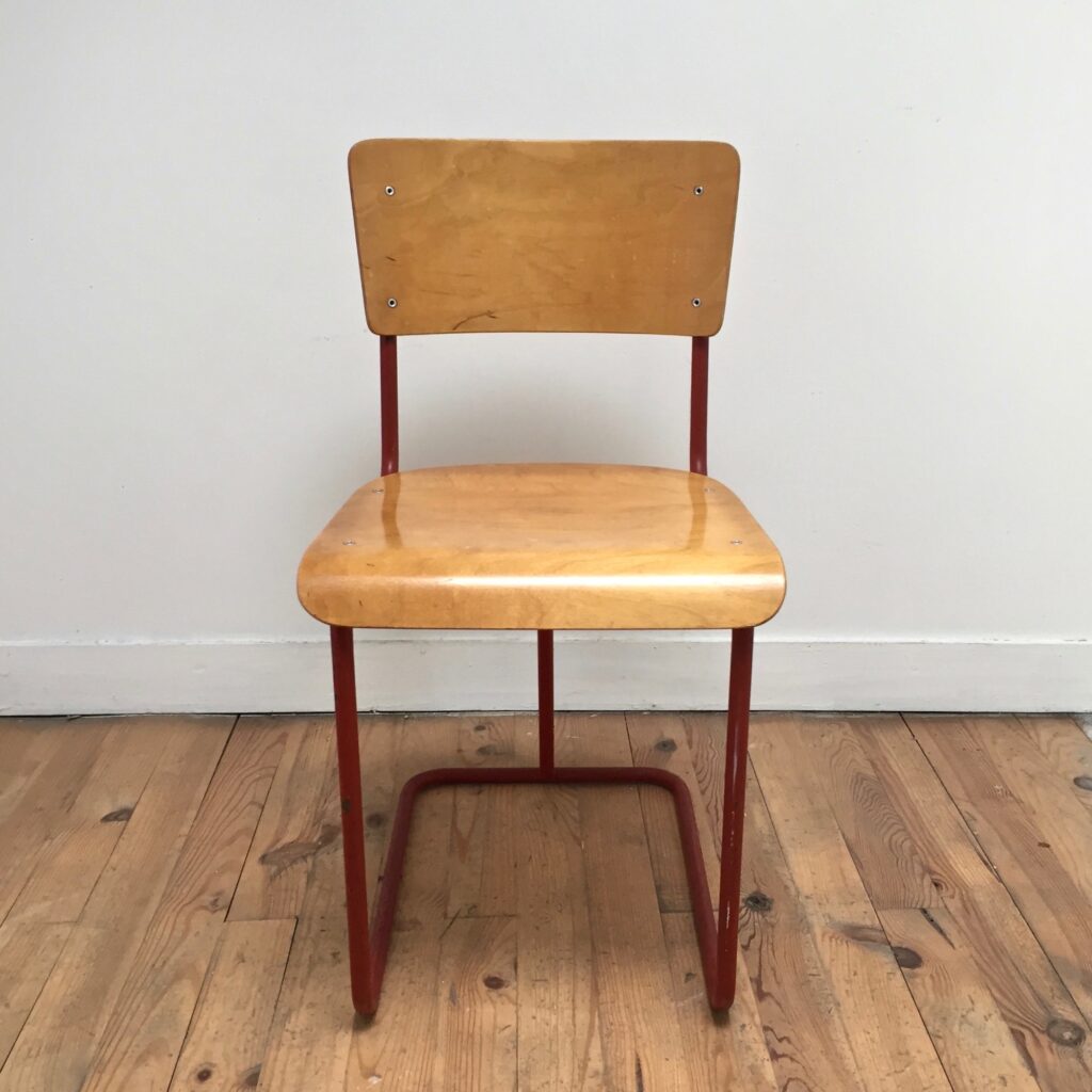 Chaise_rouge_pieds_tubes_Maison_Liedekerke_maison-lk.com-7.jpg