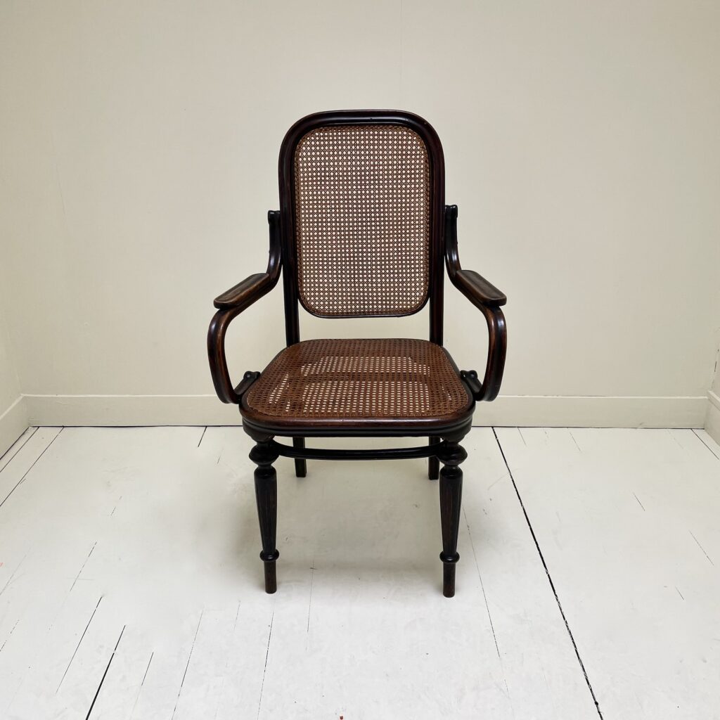 Fauteuil_Thonet_1032_Noyer_Canne_1914_Maison_liedekerke_LK_2.jpeg