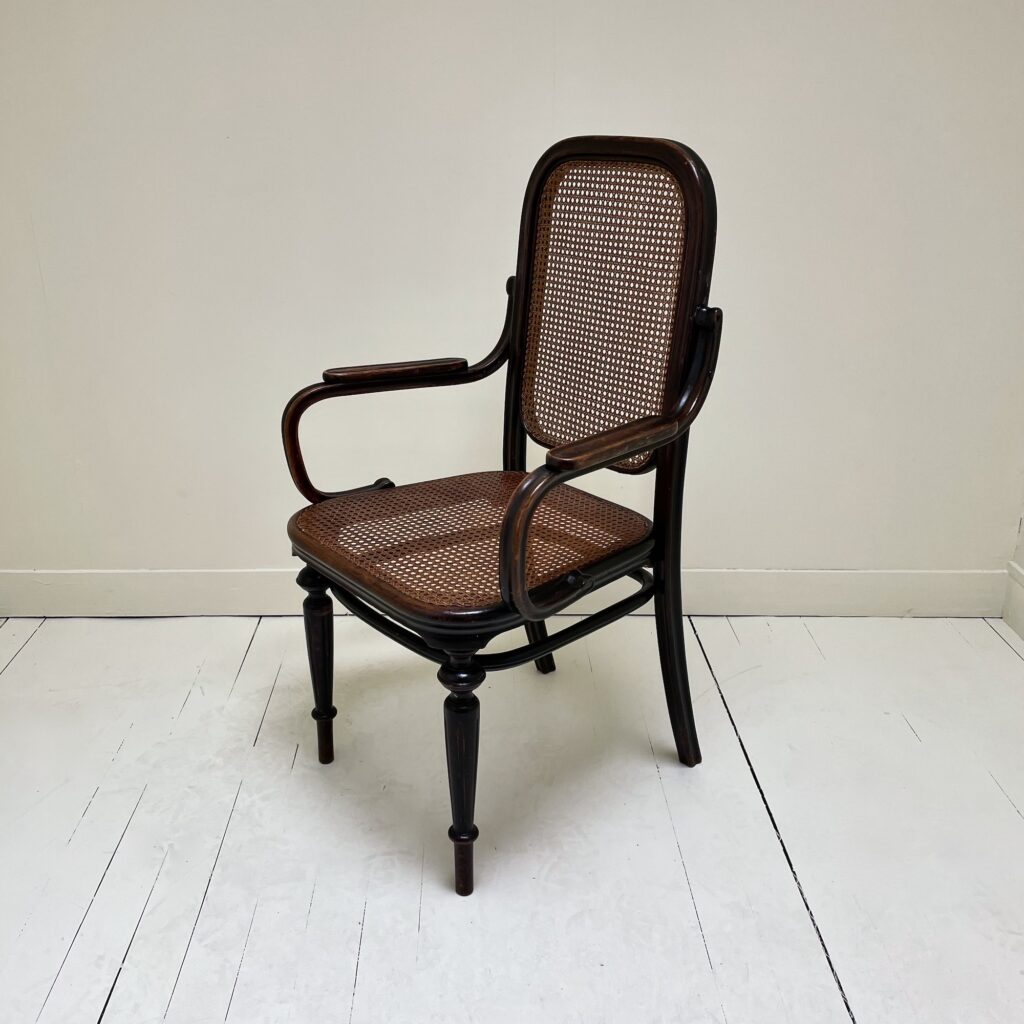 Fauteuil_Thonet_1032_Noyer_Canne_1914_Maison_liedekerke_LK_3.jpeg