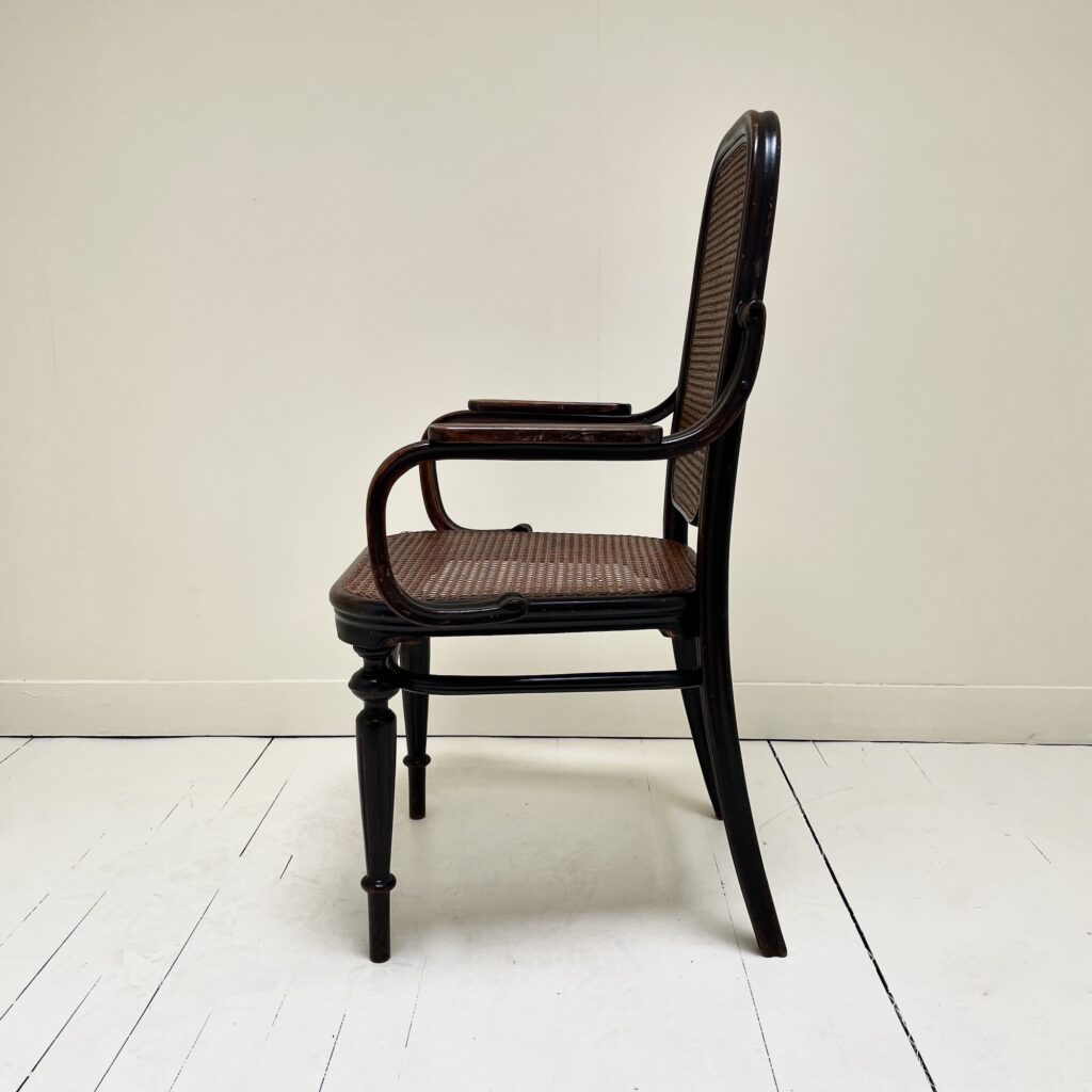 Fauteuil_Thonet_1032_Noyer_Canne_1914_Maison_liedekerke_LK_4.jpeg