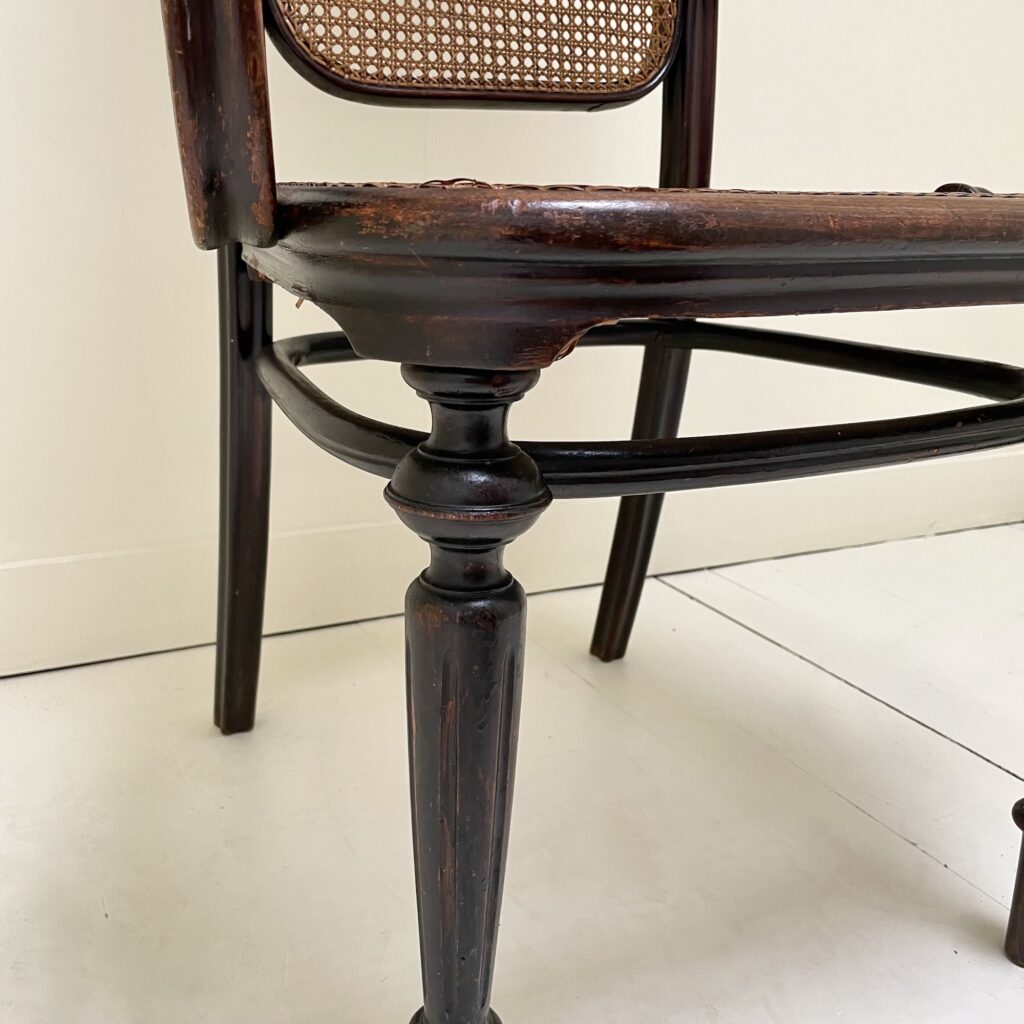 Fauteuil_Thonet_1032_Noyer_Canne_1914_Maison_liedekerke_LK_6.jpeg