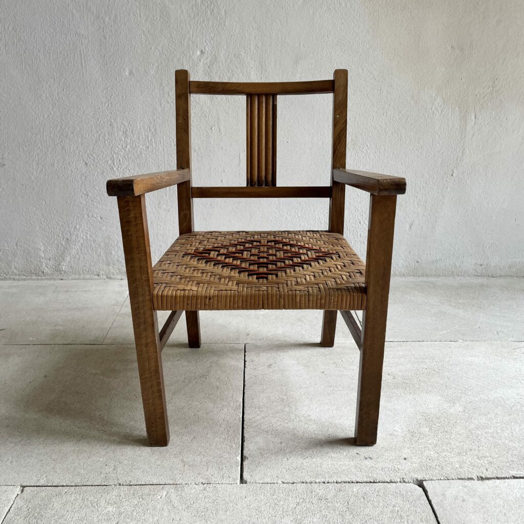 Fauteuil_enfant_osier_tresse_motif_cannage_maison_liedekerke_lk_2-scaled-1.jpeg