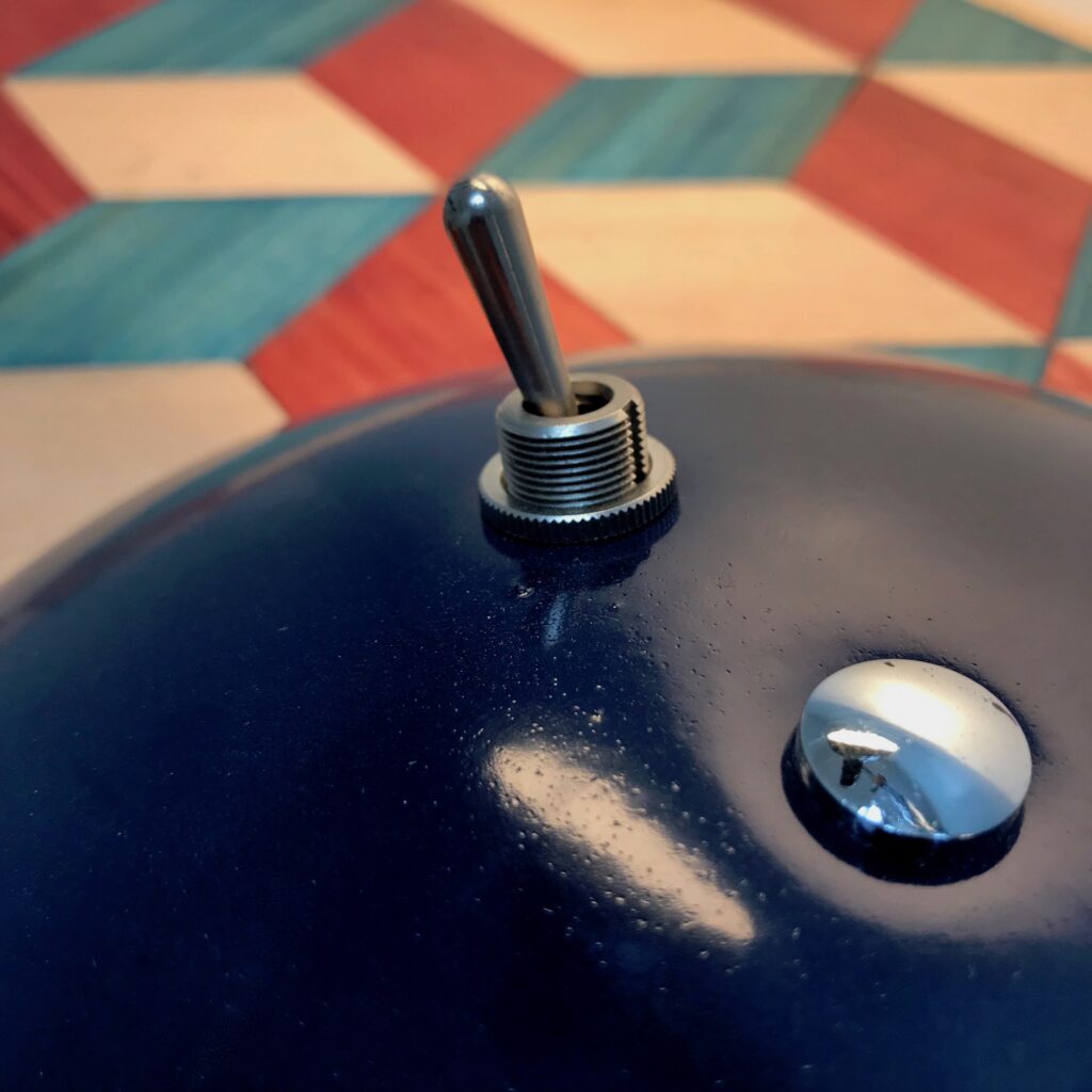 Lampe_bureau_articulee_bleu-acier_Maison_Liedekerke_LK_2.jpeg