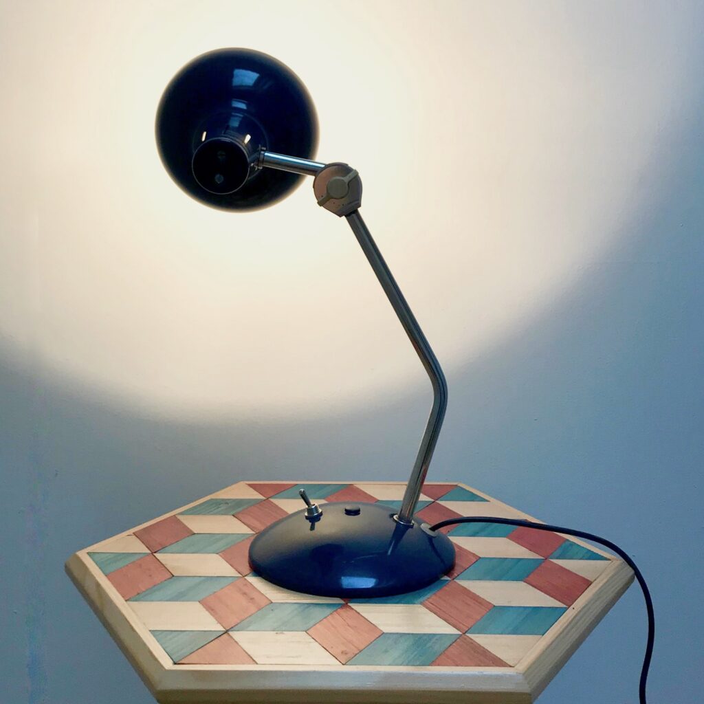 Lampe_bureau_articulee_bleu-acier_Maison_Liedekerke_LK_4.jpg