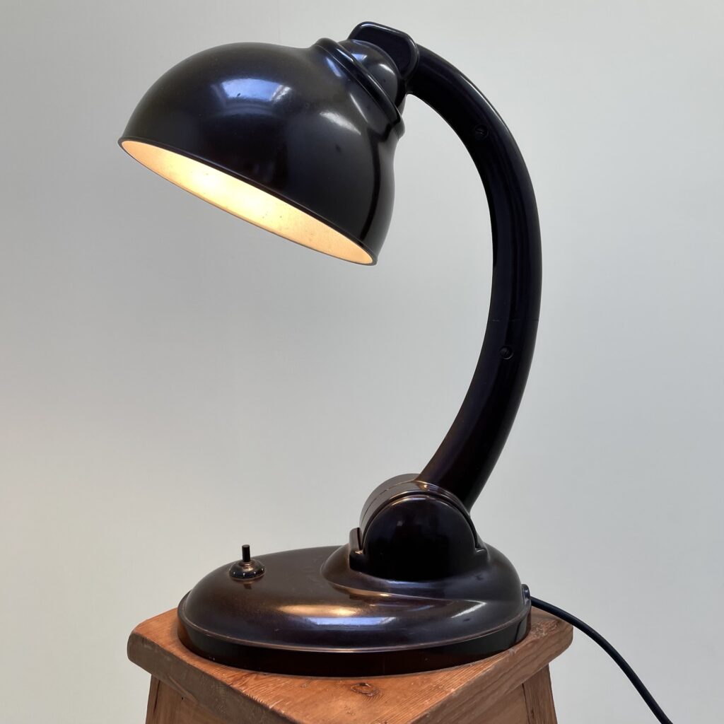 Lampe_bureau_bakelite_Eric_kirkman_Cole_maison_liedekerke_LK_1.jpeg