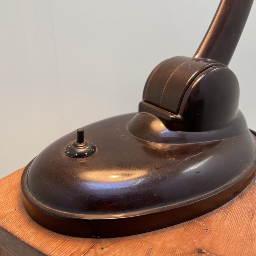 Lampe_bureau_bakelite_Eric_kirkman_Cole_maison_liedekerke_LK_4.jpeg