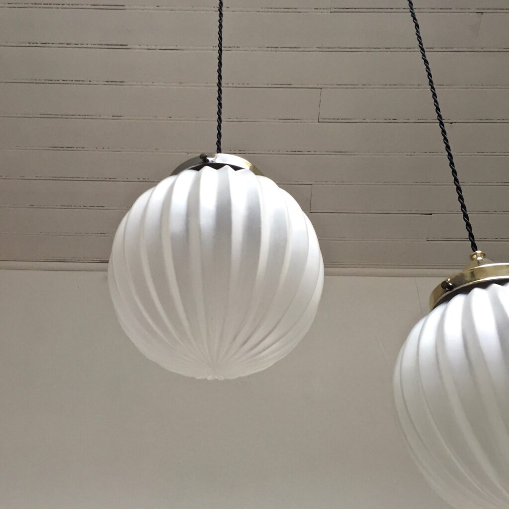 Paire-de-suspensions-boule-en-verre-sable-34-dessous_Maison_Liedekerke_maison-lk.jpeg