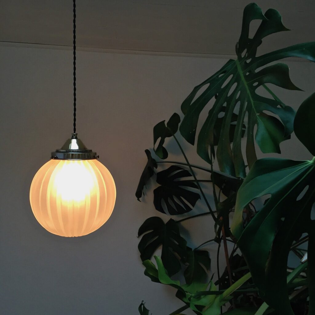 Paire-de-suspensions-boule-en-verre-sable-vue-allumee-seule-plante_Maison_Liedekerke_maison-lk.jpeg