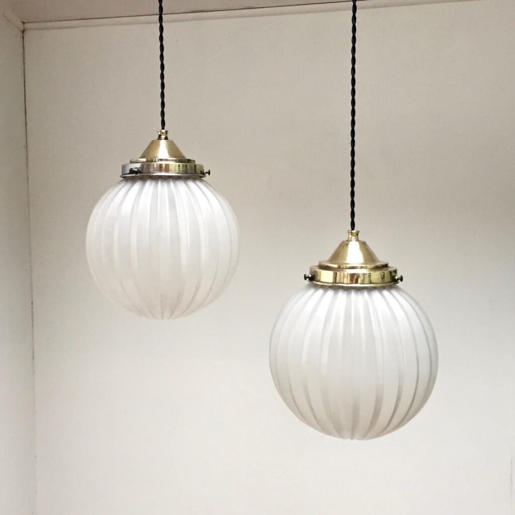 Paire-de-suspensions-boule-en-verre-sable-vue-eteinte-angle_Maison_Liedekerke_maison-lk.jpeg