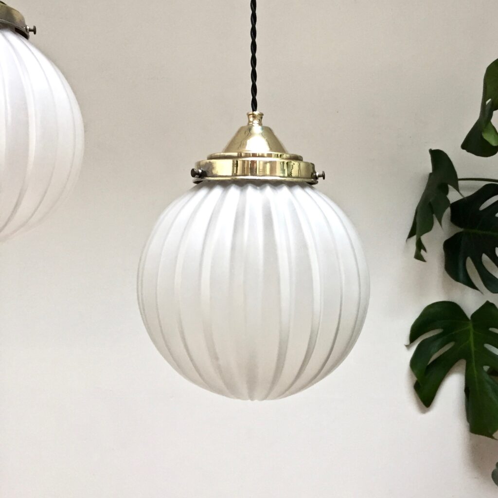 Paire-de-suspensions-boule-en-verre-sable-zoom-plante_Maison_Liedekerke_maison-lk.jpeg
