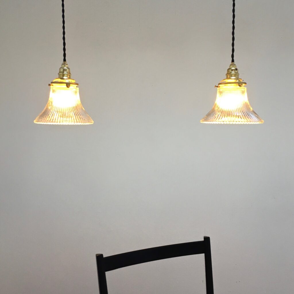 Paire-de-suspensions-verrerie-clochette_Maison_Liedekerke_maison-lk-1.jpeg
