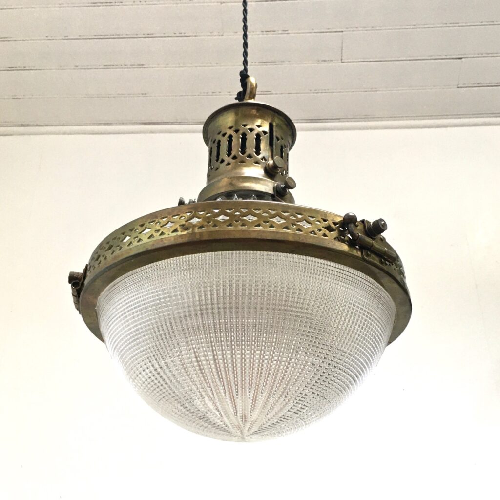 Suspension-Holophane-1920_-vue-34-dessous_Maison_Liedekerke_maison-lk.jpeg