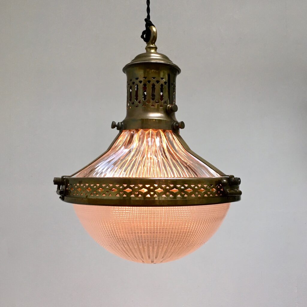 Suspension-Holophane-1920_-vue-profil-allumee_Maison_Liedekerke_maison-lk.jpeg