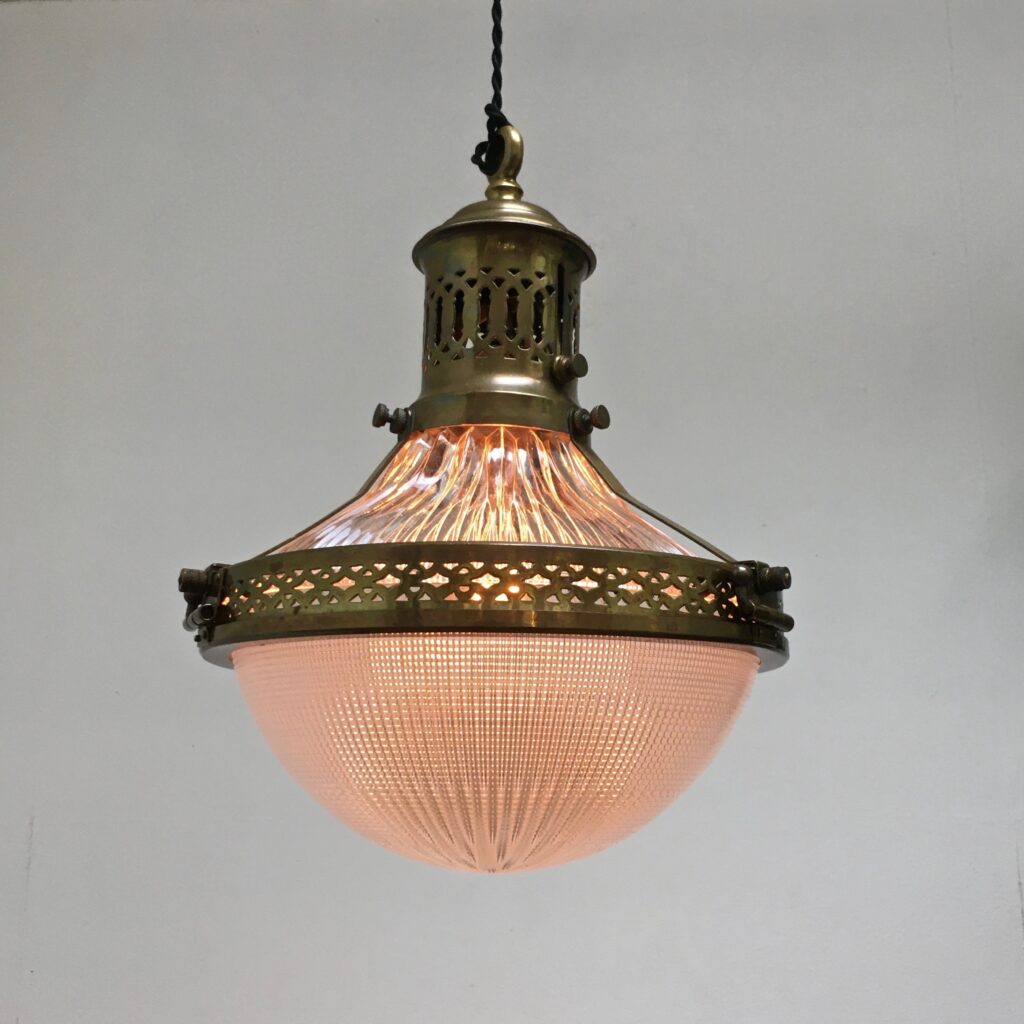 Suspension-Holophane-1920_-vue-profil-dessous-allumee_Maison_Liedekerke_maison-lk.jpeg